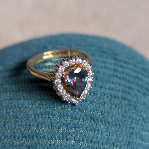 Jewelry - Sparkly pear shaped iridescent ring - costume jewelry NWT